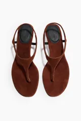 Sandalias de dedo en gamuza de color marrón, con diseño de tira en T, punta redonda, pulsera con lateral elástico y taco kitten.