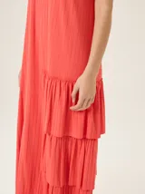 Vestido midi de morley color negro, con escote en V, mangas cortas y diseño con volados asimétricos en el lateral inferior.