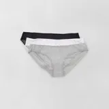 Pack de tres braguitas de algodón y encaje, una negra, una blanca y una gris melange. Todas tienen detalles de encaje en los bordes.
