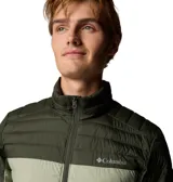 Campera acolchada Columbia modelo Silver Falls II, con diseño bicolor en tonos verde oscuro y verde claro. Cuenta con cierre frontal completo, cuello alto, bolsillos laterales con cierre y puños elásticos.
