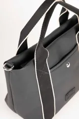 Cartera color beige con detalles en marrón claro, con doble asa corta y correa larga regulable y desmontable. Tiene un bolsillo externo y un compartimento interno con un bolsillo con cierre adicional.