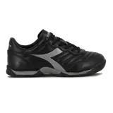 Championes de fútbol Diadora modelo Goal Futbol Id, color negro con detalles en gris. Presentan un diseño clásico con costuras reforzadas en la puntera, cordones al tono y suela de goma diseñada para tracción en superficies de interior.
