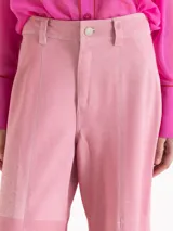 Pantalon de cuero ovino gris con diseño de pata ancha y recortes geométricos a la altura de las rodillas.