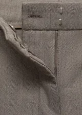 Pantalon de vestir de corte wide leg y tiro medio, confeccionado en tejido fluido. Presenta trabillas para cinturón, bolsillos laterales y cierre oculto con botón, gancho y cremallera.