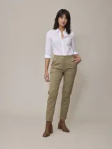 Pantalón color beige de corte recto, con pinzas en la cintura, bolsillos laterales y tobillos ajustados.