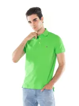 Chomba verde manzana de corte slim, con cuello clásico, tapeta de dos botones y logo de la marca bordado en el pecho.