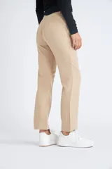 Pantalón de vestir color beige con corte de pierna tipo trompeta y cintura con pasa cintos.