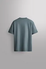 Remera regular fit de Zara Athleticz confeccionada en tejido de algodón, color verde militar, con cuello redondo, manga corta y sutil estampado de logo con relieve en el bajo.
