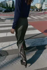 Falda midi tubo jaspeada en color gris oscuro, de tiro alto, con abertura en la espalda y cierre trasero con cremallera oculta.