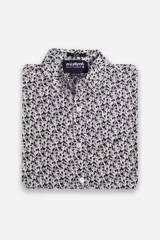 Camisa de manga corta con estampado botánico de hojas en tonos azul y blanco. Presenta cuello clásico, cierre frontal abotonado y corte slim.