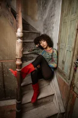 Remera de jersey suave color verde con estampado de pensamientos en tonos tierra.