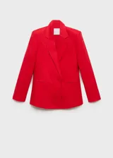 Chaqueta de corte recto con cuello de solapa, cierre frontal de doble botonadura y bolsillos laterales de ribete. Presenta mangas largas con puños abotonados.