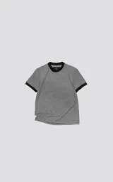 Remera estilo ringer con estampado de rayas horizontales finas en color negro y blanco, cuello redondo y ribetes en mangas de color negro sólido.