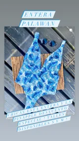 Traje de baño entero con estampado de hojas de palmera en tonos azules.