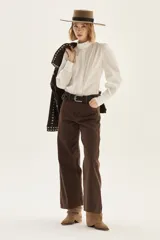 Camisa blanca de popelina elastizada con cuello alto con volados y mangas voluminosas.