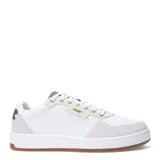 Championes Puma Court Classic Lux SD de estilo urbano, con diseño inspirado en el tenis. Presenta una base de cuero sintético blanco con refuerzos de gamuza en tono gris claro en la puntera y el talón. Incluye detalles metálicos dorados en los ojales y el logo de la marca, cordones blancos y una suela de goma color caramelo.