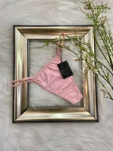 Microtanga de algodón color rosa, con diseño regulable en los laterales mediante correderas metálicas.