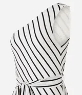 Vestido midi blanco con rayas verticales negras, escote asimétrico de un solo hombro, lazo en la cintura y falda acampanada.
