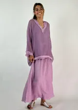 Top gris de malla con capucha, escote en V y mangas anchas.