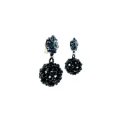 Aros colgantes con esferas tramadas en cristales azules.