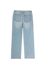 Jean de tiro bajo, corte ancho y holgado, confeccionado en denim de algodón de lavado celeste claro.