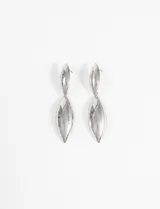 Aros colgantes plateados con forma de dos hojas alargadas unidas.
