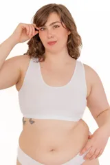 Top básico estilo musculosa confeccionado en algodón elastizado de color blanco, con escote redondo y diseño sin aro.