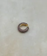 Set de tres aros trepadores con brillos, uno en tono bronce con piedras negras, uno dorado con piedras transparentes y uno plateado con piedras transparentes.