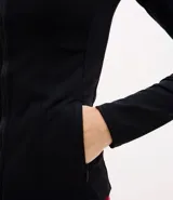 Campera deportiva entallada de microfibra, con cuello alto, cierre frontal con cremallera y bolsillos laterales funcionales.