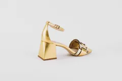 Sandalias doradas con taco bloque de 5 cm y capellada combinada en dorado y negro.