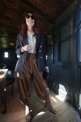 Blazer negro de corte clásico con doble botonadura dorada.