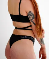 Pack de tres bombachas colaless negras con diseños estampados en los laterales.