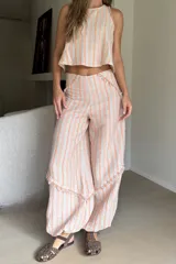 Top de lino sin mangas, de corte suelto y estilo crop, con diseño de rayas verticales en tonos blancos y azules con detalles bordados.