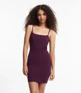 Vestido corto color rosado, de escote recto, con breteles finos y confeccionado en algodón con elastano.