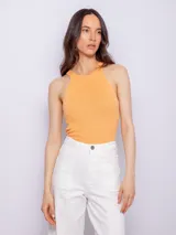 Top ajustado de tejido de punto color naranja, sin mangas y con cuello a la base.