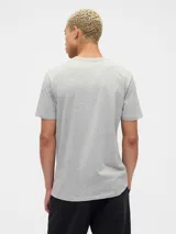 Remera de algodón gris jaspeado con cuello redondo, mangas cortas y logo de la marca bordado en el centro del pecho.