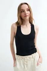 Top de tejido de punto color marrón, con escote geométrico y diseño sin mangas.