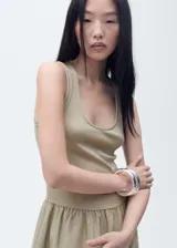 Vestido midi de diseño combinado con cuerpo de algodón acanalado y falda evasé con panel fruncido en la cintura. Presenta cuello escotado y tirantes anchos.