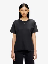Remera de algodón negra de calce regular, con cuello redondo y mangas cortas. Presenta el icónico logo Oval D con acabado metálico en el centro del pecho.