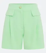 Bermuda color verde claro de crepé, con cierre de botón y cremallera, solapas delanteras y pliegues.