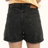 Short de jean azul oscuro con ruedo doblado.