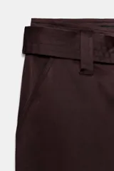 Pantalón cargo de tiro medio confeccionado en tejido satinado color beige, de corte recto y holgado. Cuenta con bolsillos laterales con solapa, bolsillos frontales y un cinturón integrado del mismo tejido con hebilla metálica.