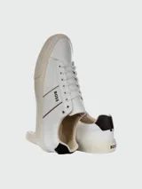 Championes acordonados Boss modelo Aiden-Tenn, color azul marino, confeccionados en piel sintética con suela blanca y detalle en blanco en el talón.