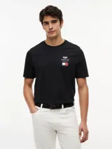 Remera de corte regular confeccionada en puro algodón, con cuello redondo acanalado. Presenta un diseño minimalista en color negro con el logo de la colaboración entre Tommy Hilfiger y Cadillac Formula 1 estampado en el pecho.