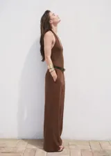Pantalón de vestir marrón de tiro medio, con bolsillos laterales, trabillas y diseño recto y largo.