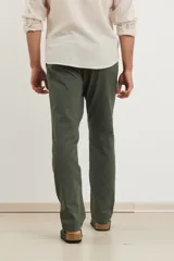 Pantalón de corte recto, color azul marino, confeccionado en 50% algodón y 50% lino.