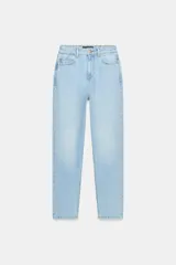 Pantalón jeans Z1975 de tiro alto y diseño mom fit, color azul claro con lavado desgastado, de corte tobillero y cinco bolsillos. Cierre frontal con cremallera y botón metálico.