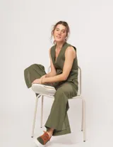 Chaleco negro de lino con botones frontales y forro interno.