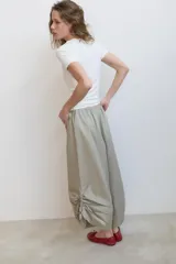 Camiseta de cuello redondo y manga corta, con corte regular fit.