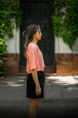 Crop top negro, lila, borgoña y salmón de algodón, corte oversize y estampado en serigrafía en la manga.